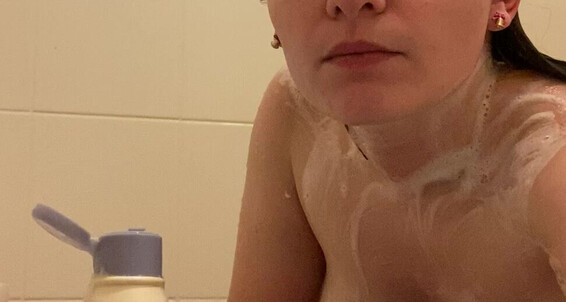 alicemarch-27-11-2020-1341260007-idk-why-you-guys-enjoy-shower-videos-so-much-but-here-is-me-using-my-new-scrub-glove