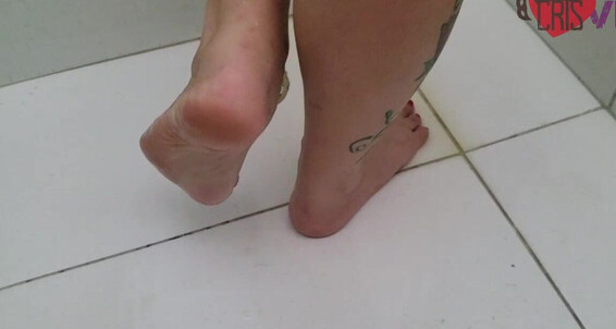 Foot Fetish, POV Foot Worship, Self Foot Worship crisvip exibindo e fazendo xixi em meus pezinhos ManyVids
