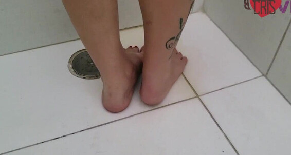 Foot Fetish, POV Foot Worship, Self Foot Worship crisvip exibindo e fazendo xixi em meus pezinhos ManyVids