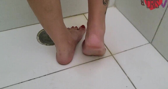 Foot Fetish, POV Foot Worship, Self Foot Worship crisvip exibindo e fazendo xixi em meus pezinhos ManyVids